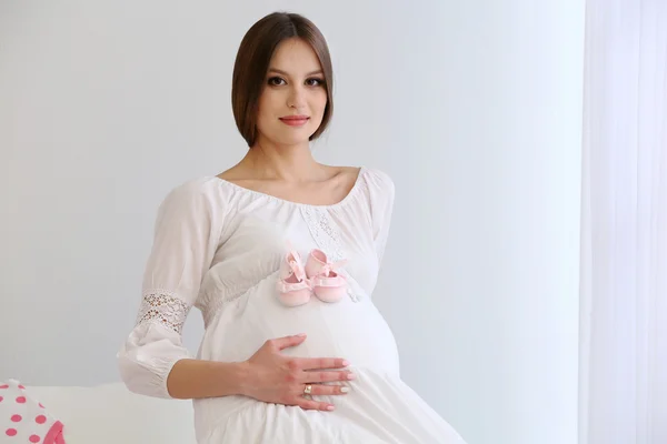 Vrouw behandeling van groene plant — Stockfoto