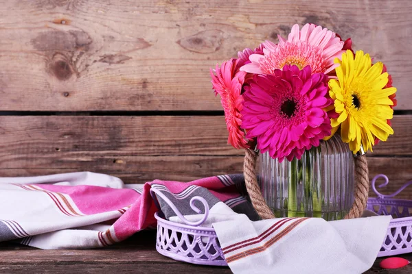 Flores sobre fondo de madera — Foto de Stock