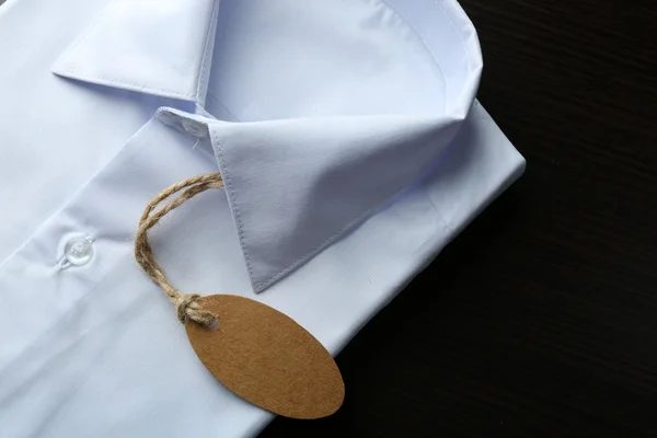 Prislappen på vit skjorta, närbild — Stockfoto
