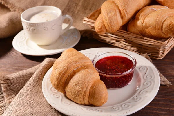 Deliciosos croissants en el plato en primer plano de la mesa —  Fotos de Stock