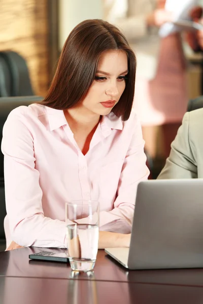 Mujer examinando planta verde — Foto de Stock