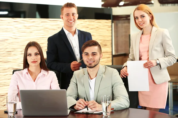 Frau untersucht grüne Pflanze — Stockfoto