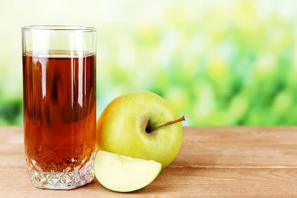 Verre de jus frais sain de pommes sur fond en bois — Photo