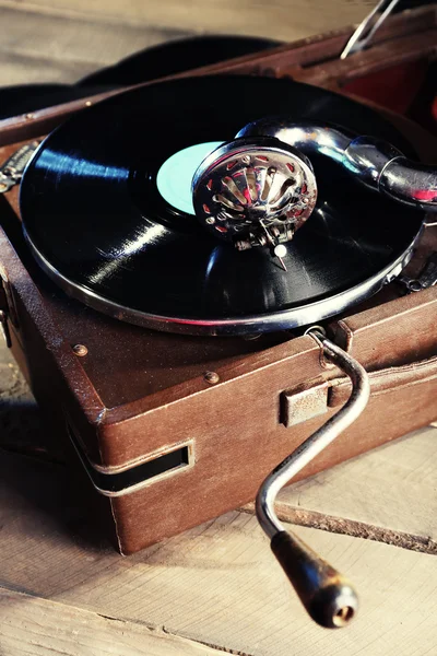 Grammophon mit Schallplatte auf Holztisch, Nahaufnahme — Stockfoto