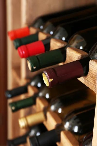 Estanterías con botellas de vino, primer plano — Foto de Stock