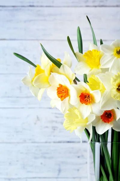 Fresh narcissus flowers on wooden background — Stock Photo, Image