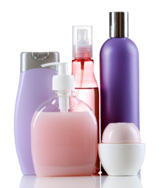 Beyaz arkaplanda izole edilmiş kozmetik şişeler