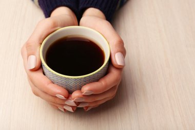 kahve ahşap arka plan üzerinde tutan eller
