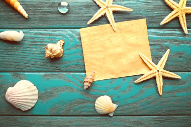 Kart boş deniz yıldızları ve kabukları ahşap arka plan üzerinde