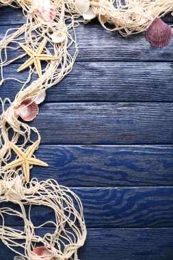 Ahşap zemin üzerinde deniz yıldızları ve kabuklar