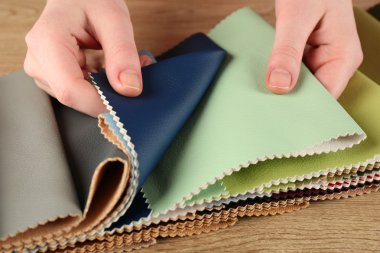 Tablo renkli doku artıkları yakın çekim kadın seçer