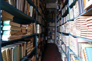 Pek çok kitap kütüphane içinde bookshelf