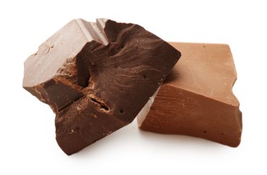 Süt ve üzerinde beyaz izole siyah çikolata bar