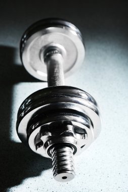 Gri arka plan üzerinde halter