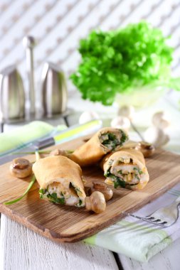 Krem ve ahşap masa, closeup mantarlı krep