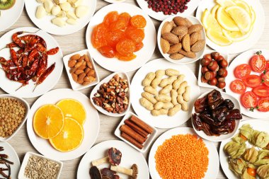 farklı ürünler üzerinde daireler ahşap tablo, üstten görünüm