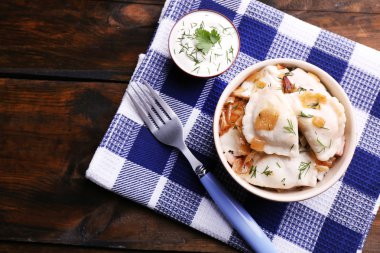 ahşap arka plan üzerinde kahverengi kase kızarmış soğan ile lezzetli köfte