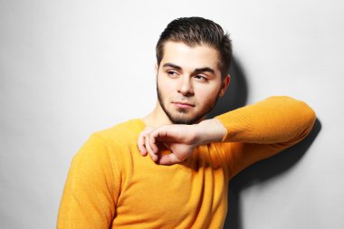 Gri Arkaplanda Genç Bir Adamın Portresi