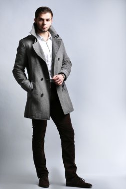 ceket gri arka plan üzerinde genç adam