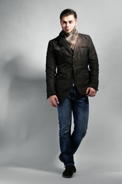 Gri Arkaplanda Genç Bir Adamın Portresi