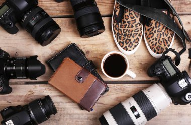 ahşap masa, üstten görünüm üzerinde modern kameralar ile natürmort