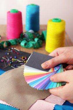 Eller, portre renkli kumaş örnekleri