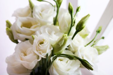 Açık arkaplanda güzel çiçekler