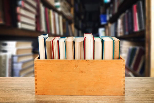 Buku dalam peti kayu — Stok Foto