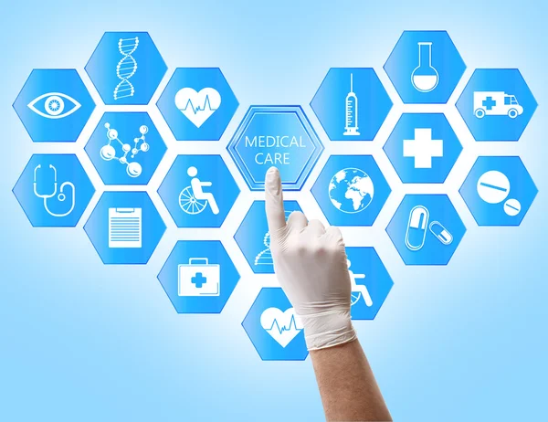 Médico que trabaja con iconos de la salud. Concepto de tecnologías médicas modernas — Foto de Stock