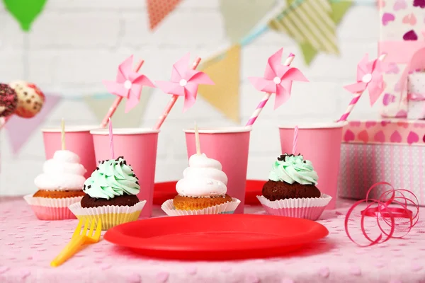 Mesa de cumpleaños preparada para fiesta de niños — Foto de Stock