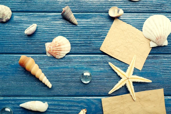 Карткові заготовки з морською зіркою та мушлями на дерев'яному фоні — стокове фото