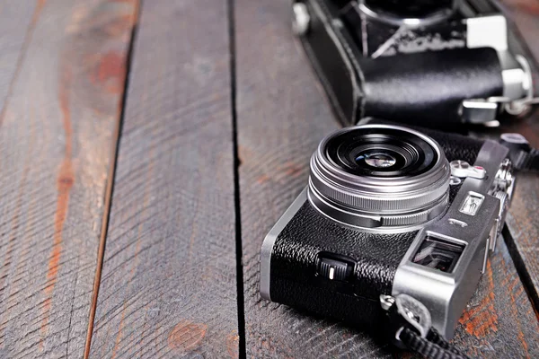 Vecchie fotocamere retrò su tavole di legno rustico sfondo — Foto Stock