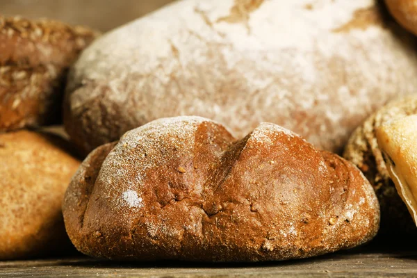Diferente pan fresco en mesa de madera vieja —  Fotos de Stock