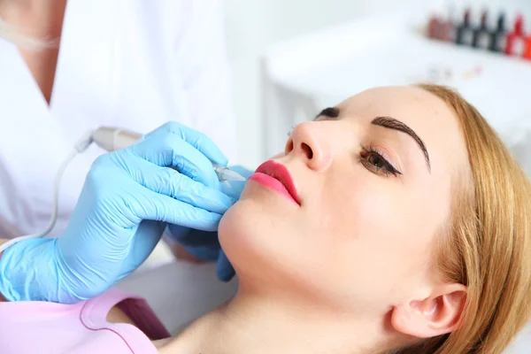Cosmetologist aplicando a maquilagem permanente em lábios — Fotografia de Stock