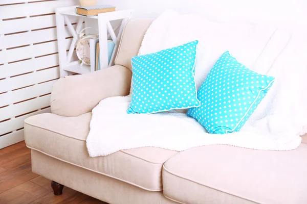 Quarto moderno com sofá confortável, dentro de casa — Fotografia de Stock