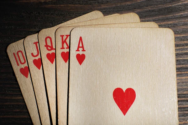 Carte da gioco su tavolo di legno, primo piano — Foto Stock
