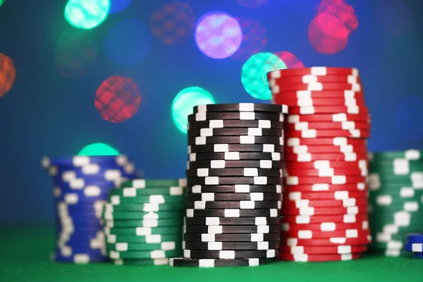 Žetony na poker na lesklém pozadí — Stock fotografie