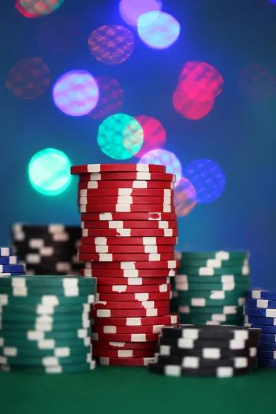 Chips para poker em fundo brilhante — Fotografia de Stock