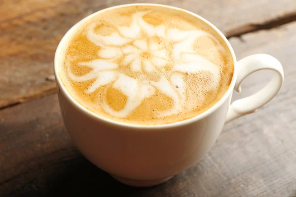 Tazza di caffè latte art su sfondo di legno — Foto Stock