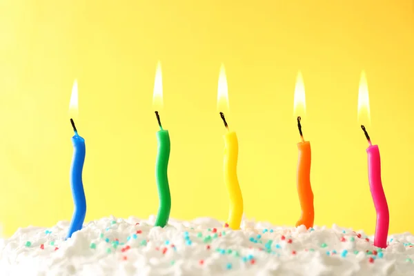 Bolo de aniversário com velas no fundo de cor — Fotografia de Stock