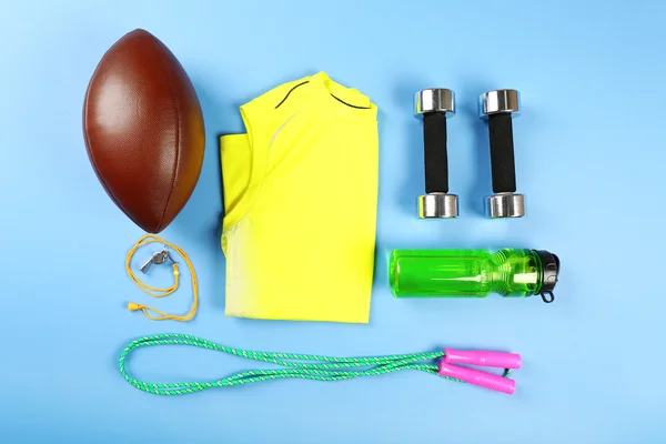 Équipement de sport et T-shirt sur table couleur, vue de dessus — Photo