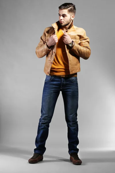 Portrait of young man on gray background — Stock Photo, Image