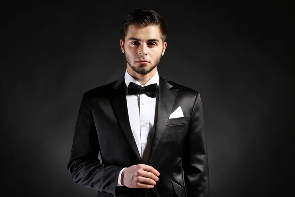 Elegantní muž v obleku na tmavém pozadí — Stock fotografie