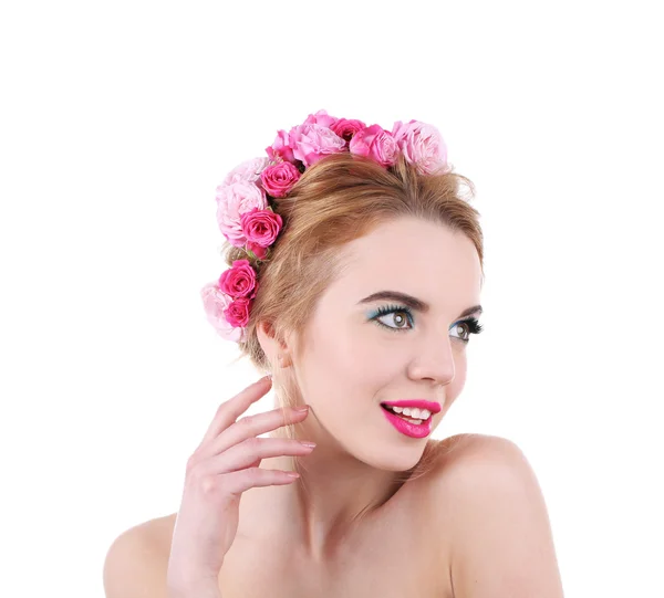 Retrato de mulher jovem com flores no cabelo isolado em branco — Fotografia de Stock