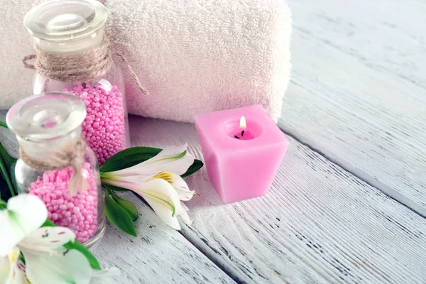 Wellness-Stillleben mit Blumen und Kerzen auf Holztisch, Nahaufnahme — Stockfoto