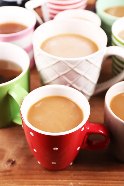 Copos de cappuccino na mesa de madeira, close-up — Fotografia de Stock