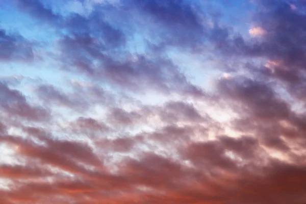 Prachtig uitzicht op de zonsondergang bewolkte hemel — Stockfoto