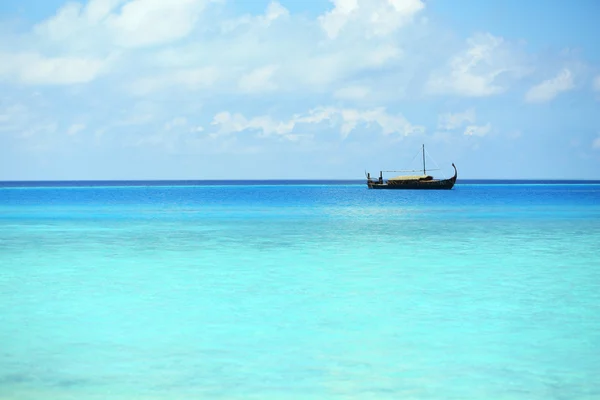 View of beautiful blue ocean water with ship in resort — Stock Photo, Image