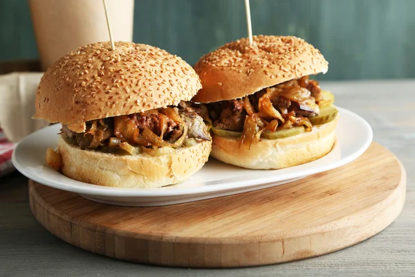컬러 나무 배경에 절단 보드에 맛 있는 샌드위치. 건강에 해로운 음식 개념 — 스톡 사진