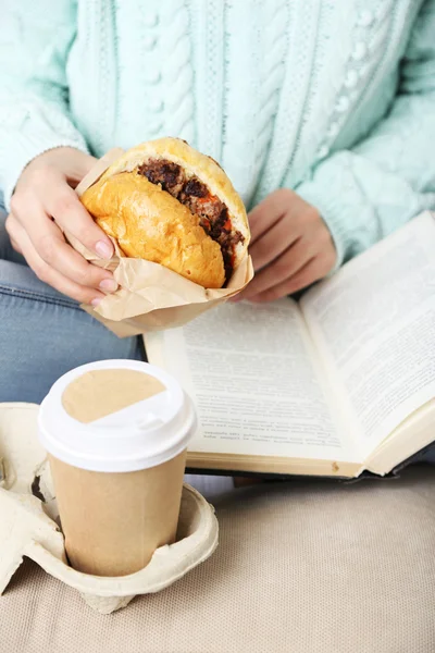 Woman with unhealthy fast food, close-up — Stock Photo, Image